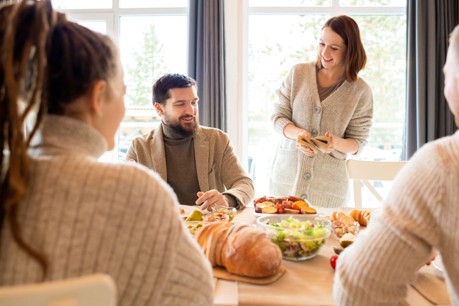 Eine fröhliche Familie genießt eine ungezwungene Mahlzeit in einem modernen